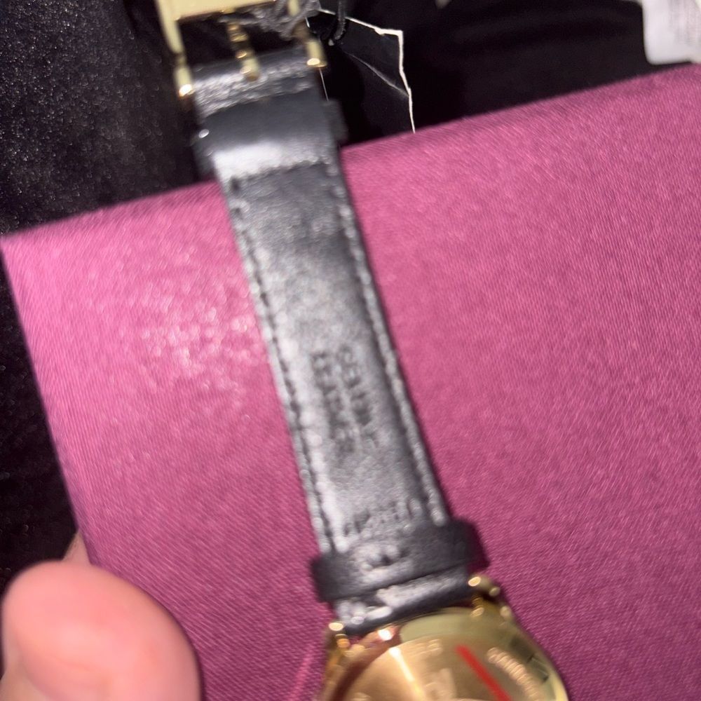 Brand new with box and dustbag Gucci Black and Gold Watch women's - Picture 10 of 10
